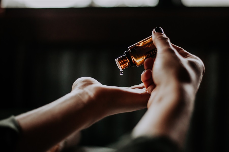 How To Use Essential Oils To Boost Your Health and Live Naturally